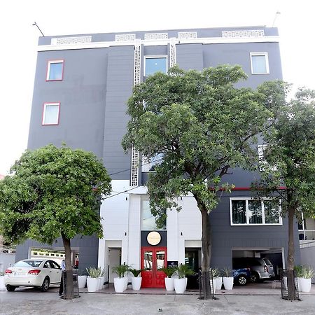 Oyo Townhouse 015 Lajpat Nagar Hotel New Delhi Ngoại thất bức ảnh